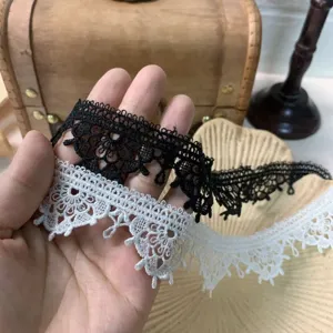 Schwarze weiße Borte Detailansicht, 3,5 cm breites Spitzenband für DIY Nähhandwerk Dekor.