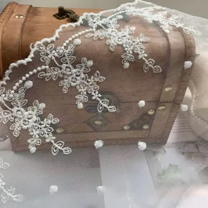 Dentelle en tulle blanc avec broderie florale et pois, 18cm de large pour déco DIY.