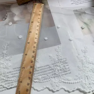 Dentelle en tulle blanc avec broderie de pois et fleurs, 18cm de large tissu pour voile.