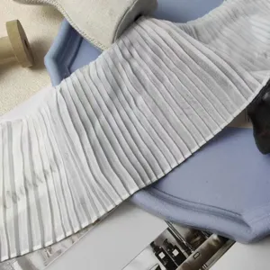 Weißer, plissierter Chiffon-Stoffbesatz für Kleidung, Rocksaum und Bettvorhang-Dekoration.