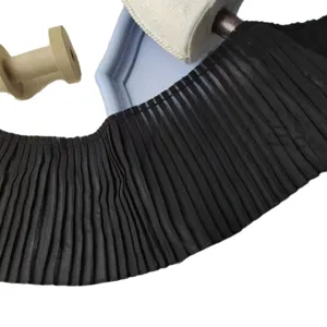 Schwarzer plissierter Chiffon-Rüschenbesatz für Kleiderrocksaum und Heimwerker-Nähdekoration.