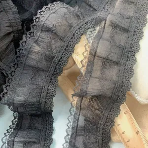 Zwarte dubbellaagse, gereffelde organza kant afwerking detail, perfect voor DIY knutselwerk.