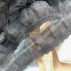 Detail van zwarte kantafwerking, dubbellaags geplooide chiffon voor DIY Lolita manchetten.