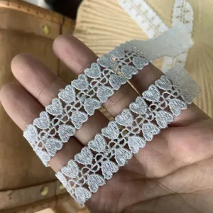 Bordo in pizzo cuore bianco 2cm largo nastro ricamato poliestere dettaglio per cucito e artigianato.