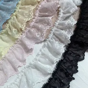 Vista detallada de encaje plisado multicolor, ideal para manualidades de bricolaje, ropa y accesorios.