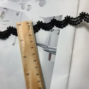 Vista dettagliata del bordo in pizzo nero da 2 cm con delicato ricamo floreale per fai da te.