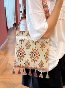 Bolso bandolera tejido de estilo étnico con borlas y detalles de encaje, elegante.