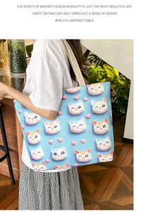 Detalle de primer plano del bolso de lona azul con estampado de gatos y estilo chic.