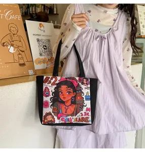 Vista detallada del bolso tote de lona con estampado de niña negra y gráfico cartoon elegante.