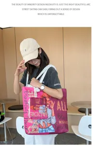 Vue détaillée du sac en toile avec motif de dessin animé stylé et pochette assortie au quotidien.