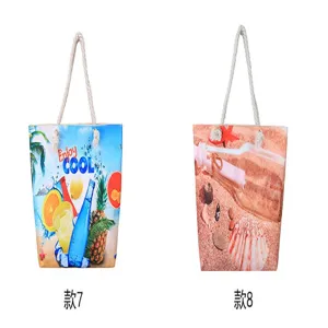 Dettaglio borsa in tela, stampa spiaggia tropicale, doppio manico in corda, stile.