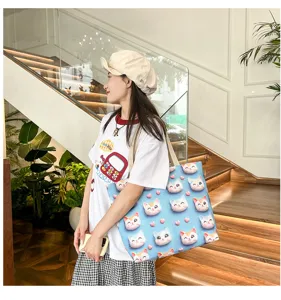 Vista detallada de un bolso shopper de lona bordado con gatos 3D, gran capacidad.