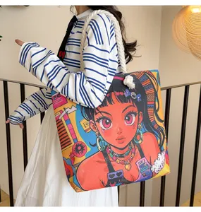 Detailansicht der großen Canvas-Tasche mit modischem Anime-Mädchen-Print und Baumwollgriffen.