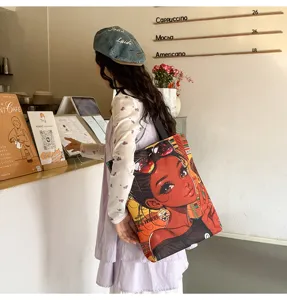 Sac cabas en toile avec imprimé fille noire chic, sac porté épaule mode quotidien.
