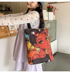 Vue détaillée du sac cabas en toile avec impression artistique rétro de fille noire.
