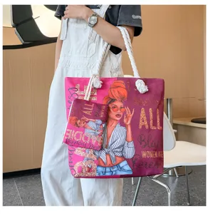 Vue détaillée du cabas en toile et de la pochette avec imprimés graphiques et poignées en corde.