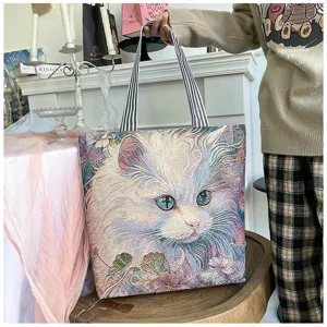Detailansicht der stilvollen Stofftasche mit charmantem flauschigen Katzenkunstdruck.