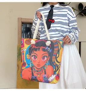 Bunte Segeltuchtasche mit Pop-Art-Mädchengrafik und dicken Seilgriffen in Nahaufnahme.