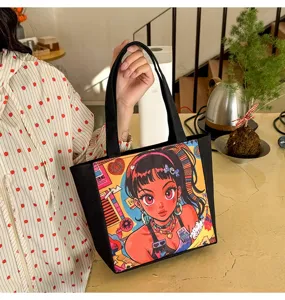 Primer plano de detalle del bolso de lona elegante con estampado grafico de chica anime.