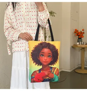 Vue détaillée du sac cabas en toile tendance avec joli imprimé de fille aux cheveux bouclés.
