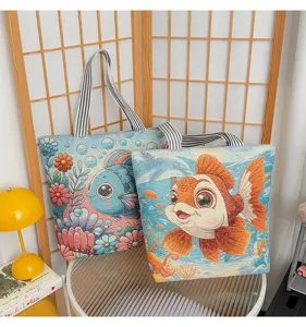Vista detallada de bolsos tote de lona informales con lindos diseños de peces bordados.
