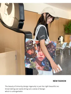 Μεγάλη τσάντα ώμου καμβά με τσαντάκι και καλλιτεχνική εκτύπωση για καθημερινή χρήση.