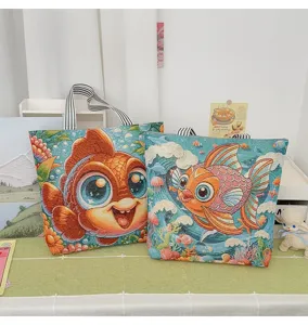 Vista detallada bolso tote de lona bordado con peces simpáticos, bolso de hombro casual.