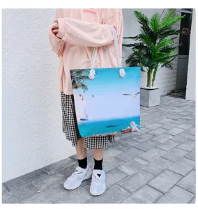 Elegante borsa shopper in tela minimalista con stampa spiaggia, perfetta per vacanze estive.
