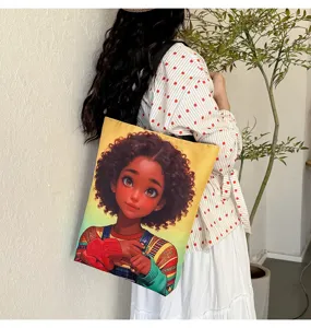 Vue détaillée du sac cabas en toile avec imprimé fille noire, sac bandoulière décontracté.