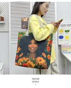 Τσάντα shopper από καμβά με καλλιτεχνική εκτύπωση και χοντρούς ιμάντες για καθημερινή χρήση.