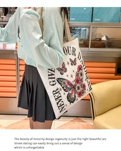 Bolso de hombro de lona informal con estampado de mariposas florales y gran capacidad útil.