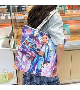 Μεγάλη τσάντα shopper από καμβά με θήκη, πολύχρωμη καλλιτεχνική στάμπα και χοντρά χερούλια.