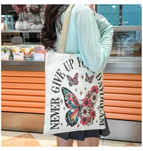Vista detallada del elegante bolso de lona casual con hermosos estampados de mariposas.