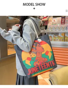 Detailansicht der großen Canvas-Tasche mit stilvollem Grafikdruck und stabilem Schultergurt.