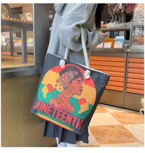 Schicke Canvas Tasche mit Kordelgriffen, großem Kunst Motiv und viel Stauraum für den Alltag.
