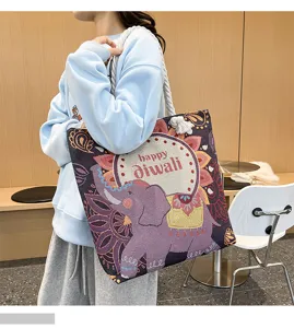 Detailansicht der ethnischen bestickten Canvas-Tasche mit dickem Seilgriff in gemütlicher Szene.