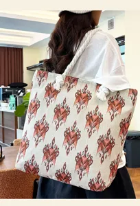 Detailansicht der großen Canvas-Tasche mit geflochtenen Seilgriffen und geometrischem Muster.
