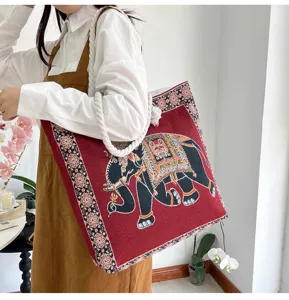 Borsa a tracolla in tela ricamata con elefante etnico, grande tote per uso quotidiano.