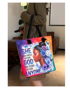 Gedetailleerd uitzicht van de canvastas met artistieke portretdruk van een Afro-Amerikaanse vrouw.