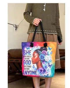 Canvas shopper tas met dikke zwarte touw handvatten en artistieke print voor dagelijks gebruik.
