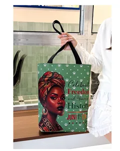 Vue détaillée du sac cabas en toile avec un imprimé de femme afro-américaine et le texte Juneteenth.
