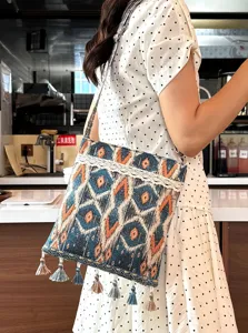 Bolso cruzado tejido de estilo étnico bohemio con borlas y ribete de encaje para mujer.