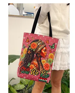 Grand sac cabas en toile avec portrait de femme noire et imprimé floral pour le shopping.