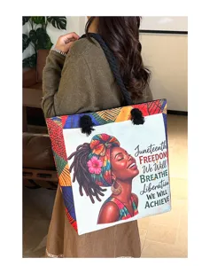 Gedetailleerd overzicht van de modieuze canvas tote tas met kunstprint en stevige touwgrepen.