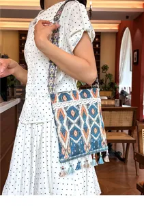Bolso cruzado tejido de estilo étnico con patrones geométricos, borlas y ribete de encaje.