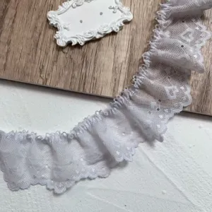 Primer plano de encaje blanco plisado, tela bordada de corazones de 5cm para manualidades.