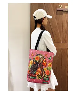 Grand sac cabas en toile avec imprimé d'art de femme noire et bandoulière élégante.
