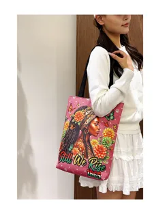 Élégant sac cabas fourre-tout en toile avec impression artistique de fleurs et texte chic.