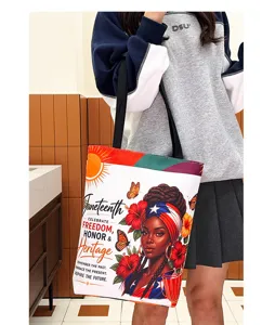 Détail de sac cabas en toile avec impression de portrait de femme noire et texte.