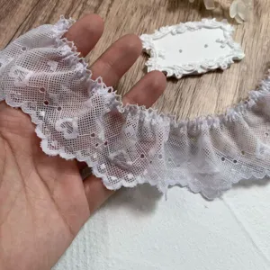 Encaje plisado blanco de 5cm de ancho con bordado de corazones para manualidades y costura DIY.